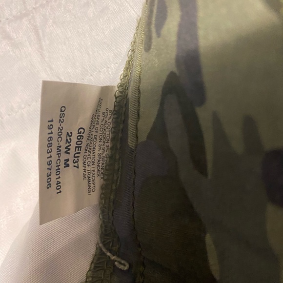 PLUS SIZE 22W camo capris - Picture 4 of 4